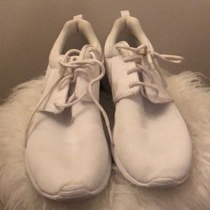 White nike roshes